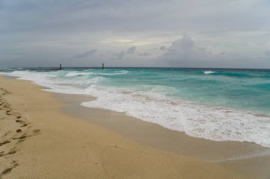 güzel bir sahne Kübalı sahil Varadero - koyu mavi ufuk azure Atlantik Okyanusu sular.,