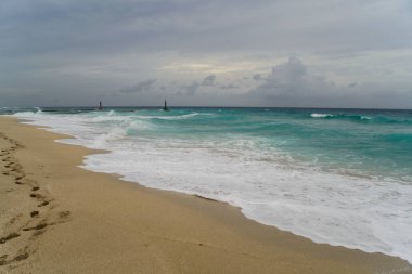 güzel bir sahne Kübalı sahil Varadero - koyu mavi ufuk azure Atlantik Okyanusu sular.,
