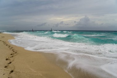 güzel bir sahne Kübalı sahil Varadero - koyu mavi ufuk azure Atlantik Okyanusu sular.,
