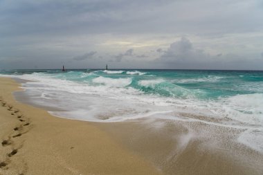 güzel bir sahne Kübalı sahil Varadero - koyu mavi ufuk azure Atlantik Okyanusu sular.,