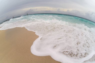 güzel bir sahne Kübalı sahil Varadero - koyu mavi ufuk azure Atlantik Okyanusu sular.,