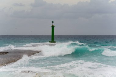Deniz feneri ve İskele üzerinde çökmesini dalgalar. Küba