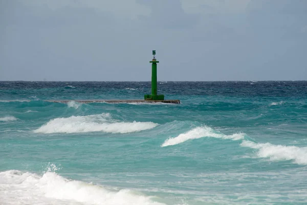 Onde tempestose sul faro e sul molo con interessante luce autunnale. Cuba — Foto Stock