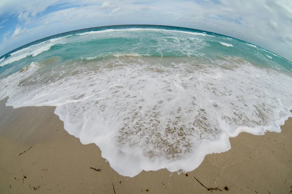 güzel bir sahne Kübalı sahil Varadero - koyu mavi ufuk azure Atlantik Okyanusu sular.,