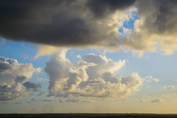 Cumulus zonsondergang wolken met zonsondergang — Stockfoto