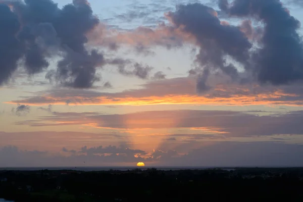 Nubes de atardecer cúmulos con puesta de sol —  Fotos de Stock