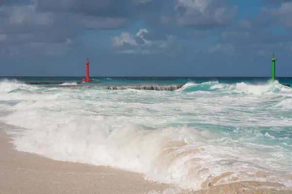 Belle scène de la côte de Cuba, Varadero - horizon bleu foncé les eaux azur l'océan Atlantique , — Photo