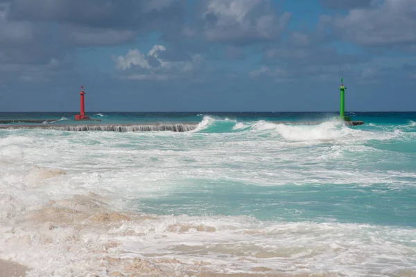 Belle scène de la côte de Cuba, Varadero - horizon bleu foncé les eaux azur l'océan Atlantique , — Photo