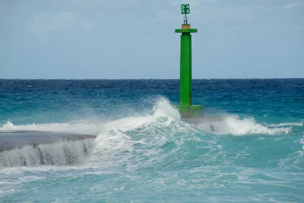 Ondas colidindo no farol e no cais. Cuba — Fotografia de Stock