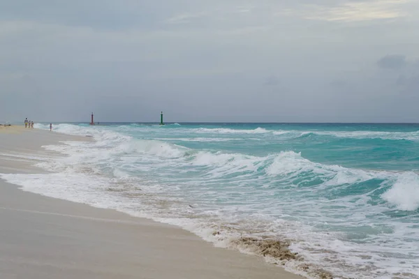 バラデロ - キューバの海岸から美しいシーン暗いブルー ホライズン、azure 水大西洋, — ストック写真
