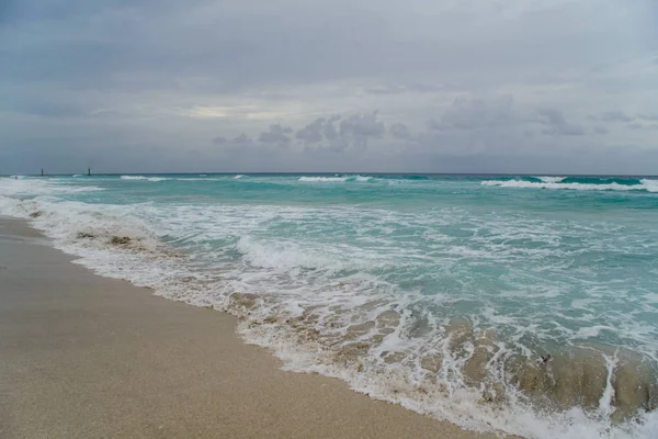 güzel bir sahne Kübalı sahil Varadero - koyu mavi ufuk azure Atlantik Okyanusu sular.,