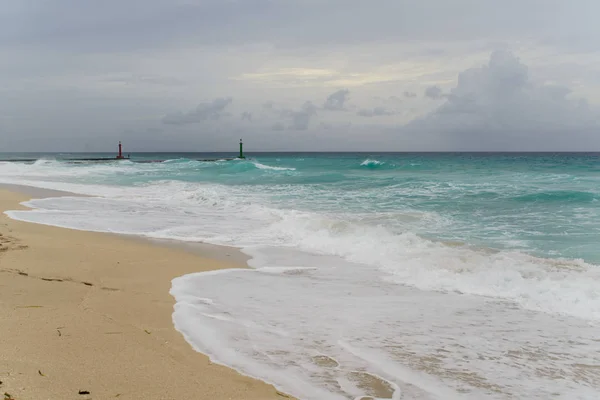 güzel bir sahne Kübalı sahil Varadero - koyu mavi ufuk azure Atlantik Okyanusu sular.,