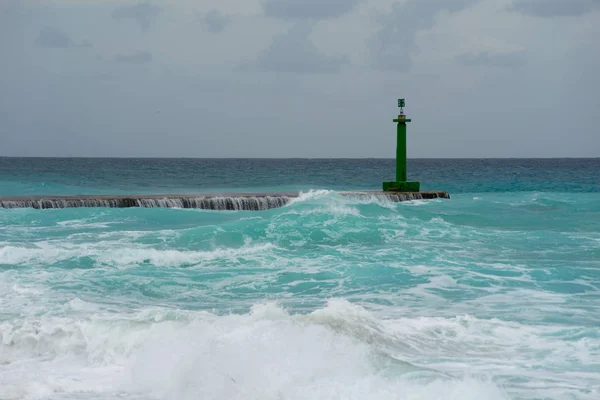 Onde che si infrangono sul faro e sul molo. Cuba — Foto Stock