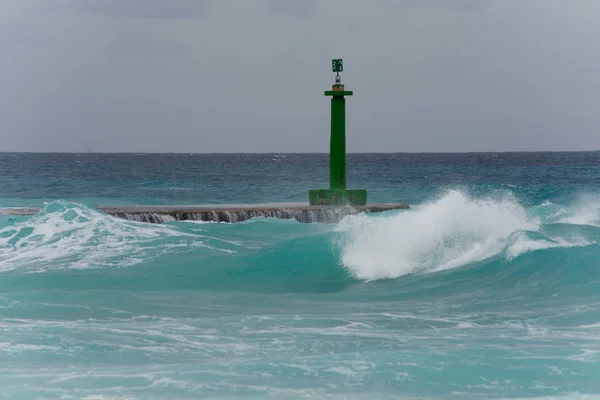 Vagues s'écrasant sur le phare et la jetée. Cuba — Photo