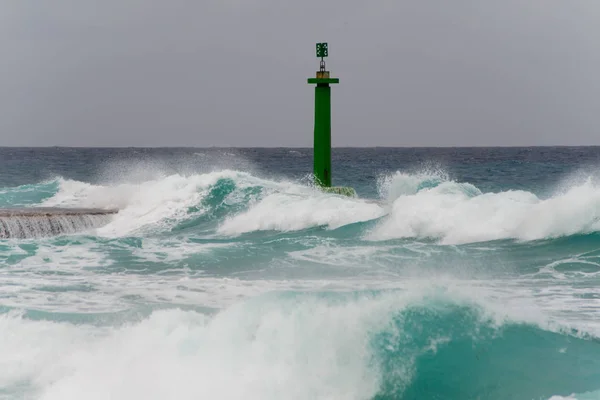 Ondas colidindo no farol e no cais. Cuba — Fotografia de Stock