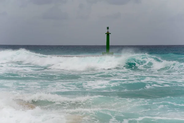 Ondas colidindo no farol e no cais. Cuba — Fotografia de Stock