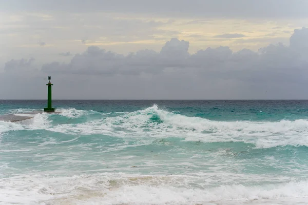 Ondas colidindo no farol e no cais. Cuba — Fotografia de Stock