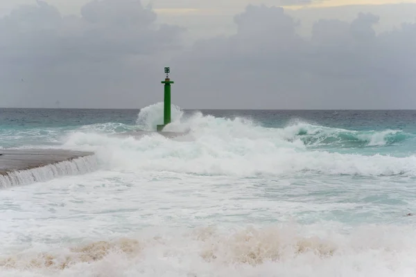 Ondas colidindo no farol e no cais. Cuba — Fotografia de Stock