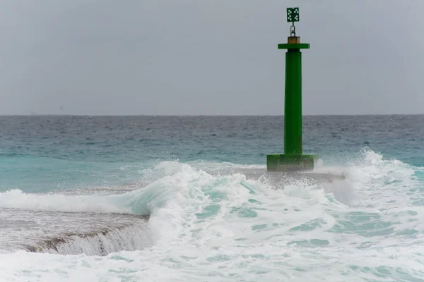 Ondas colidindo no farol e no cais. Cuba — Fotografia de Stock