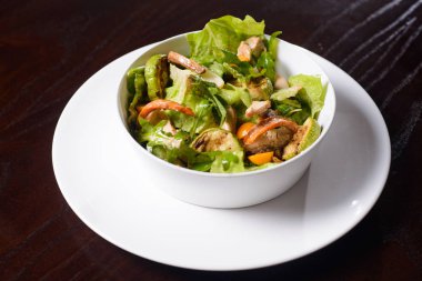 tavuk göğsü, kabak ve domates salatası.