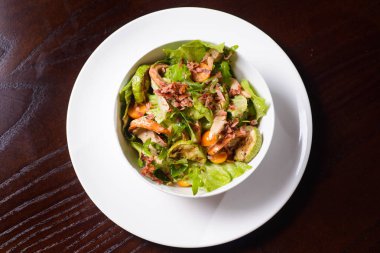 Taze salata tavuk göğsü, kabak ve domates ile.