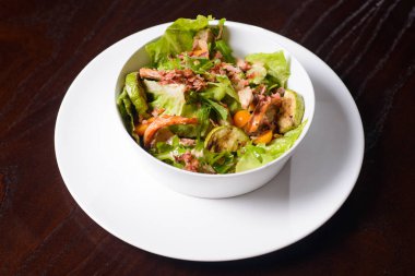 tavuk göğsü, kabak ve domates salatası.