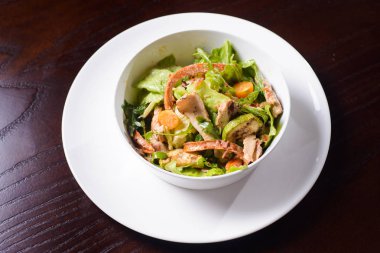 tavuk göğsü, kabak ve domates salatası.