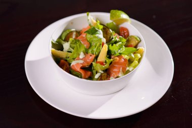 Yeşiller, Balık ve kırmızı biber salatası