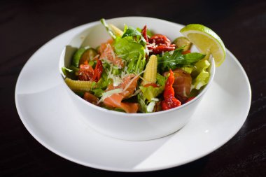 Yeşiller, Balık ve kırmızı biber salatası