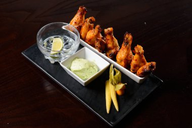 Soslu ızgara tavuk kanadı