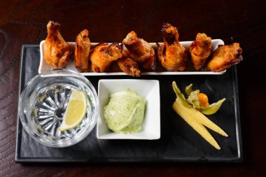 Soslu ızgara tavuk kanadı