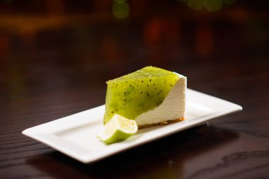 Lezzetli kivi pasta tatlı bir plaka üzerinde