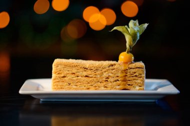 Puf böreği bir tabak portre üzerinde ekşi kremalı pasta Napolyon'u