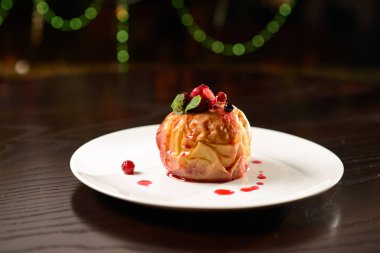 lezzetli tatlı taze çilek ile organik elma pişmiş