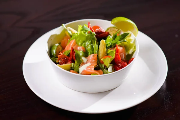 채소, 물고기와 고추 샐러드 — 스톡 사진