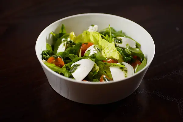 Salat mit Eiern, Tomaten und gegrilltem Huhn in einem Teller — Stockfoto