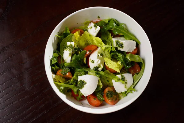 Salat mit Eiern, Tomaten und gegrilltem Huhn in einem Teller — Stockfoto