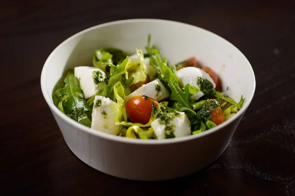 Salat mit Eiern, Tomaten und gegrilltem Huhn in einem Teller — Stockfoto