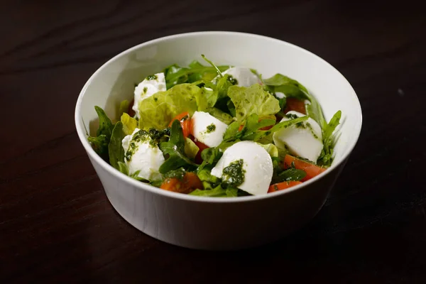 Insalata con uova, pomodori e pollo alla griglia in un piatto — Foto Stock