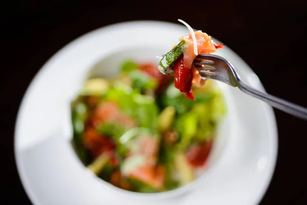 Insalata con verdi, pesce e pepe rosso — Foto Stock