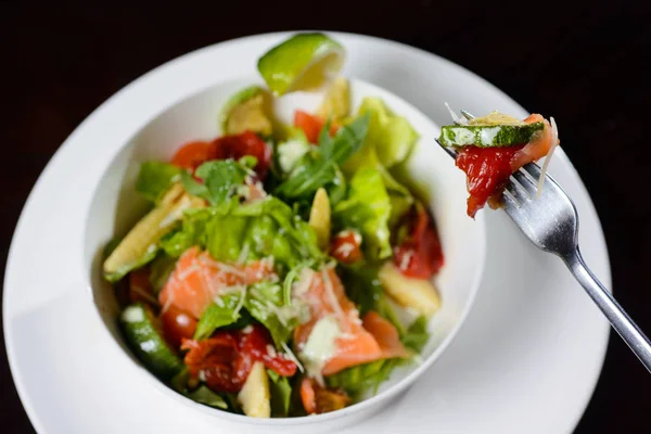 Salat mit Gemüse, Fisch und Paprika — Stockfoto