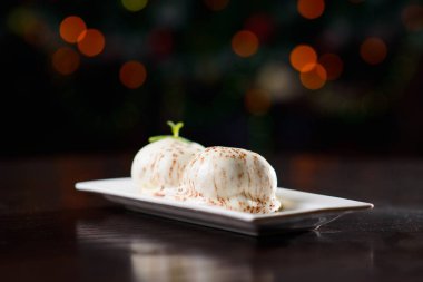 Krem puf ya da profiterol dolgulu, pudra şeker tepesi