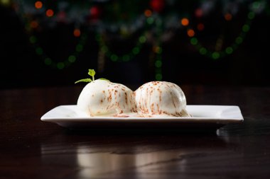 Krem puf ya da profiterol dolgulu, pudra şeker tepesi