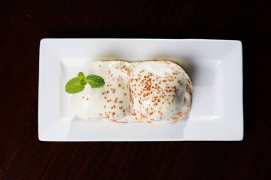 Krem puf ya da profiterol dolgulu, pudra şeker tepesi