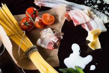 Gıda maddeleri için siyah arka plan üzerine makarna