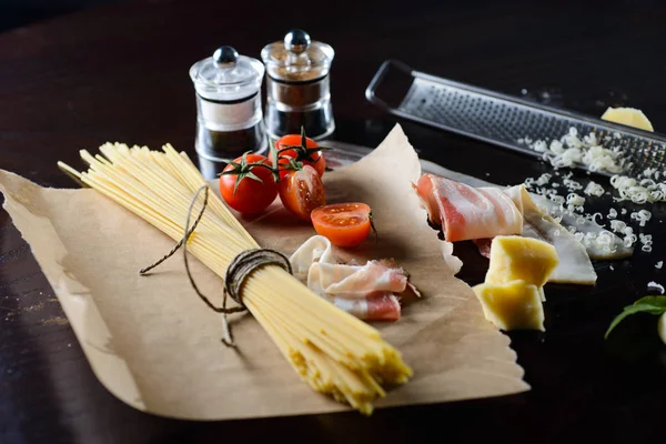 Lebensmittelzutaten für Pasta auf schwarzem Hintergrund — Stockfoto
