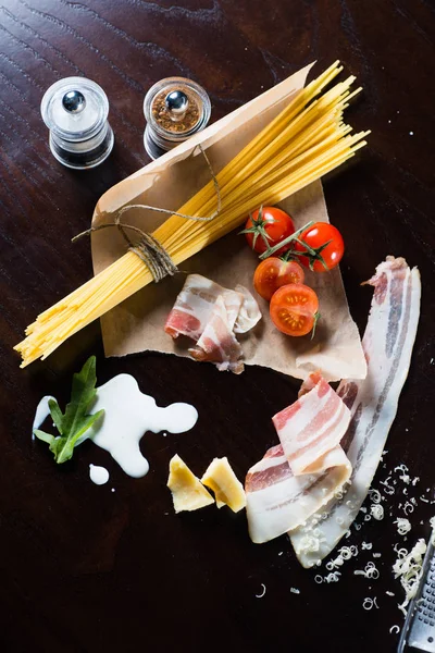 Livsmedelsingredienser för pasta på svart bakgrund — Stockfoto