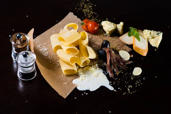 Alimenti e ingredienti italiani pasta stesa sulla carta — Foto Stock