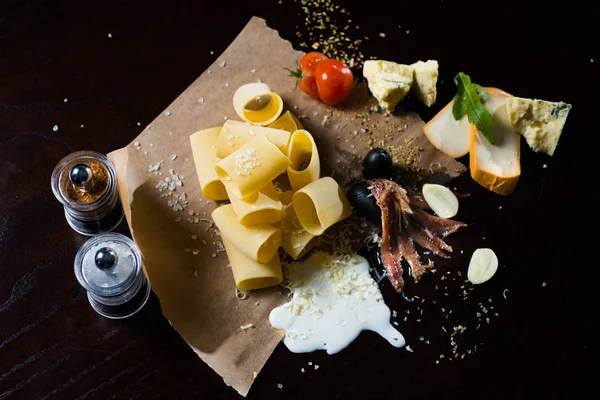 Nourriture italienne et ingrédients pâtes couchées sur le papier — Photo