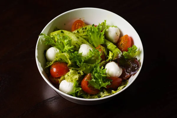 Gemüsesalat mit Käse und Tomaten Kräuter — Stockfoto